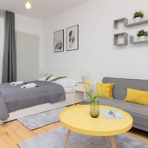 Warsaw Wola Apartment Near Nocny Market By Noclegi Renters