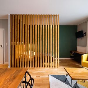 Studio Lit King-Size