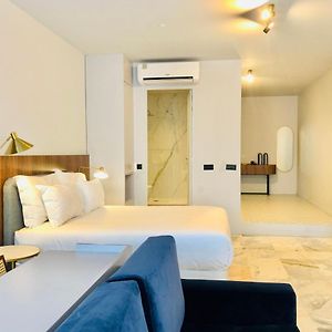 Studio Lit King-Size