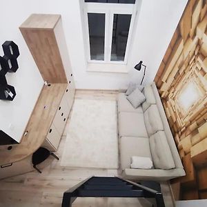 Studio Lit King-Size
