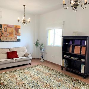 Wide And Traditional- 2Bd 1Bth- Gavidia