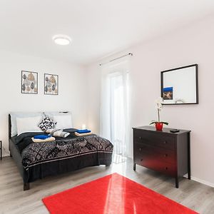 New Blue Danube Apartment With Balcony And Parking