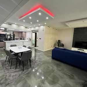 Beautiful And Cozy 2 Bedroom Apartment In The Heart Of Downtown