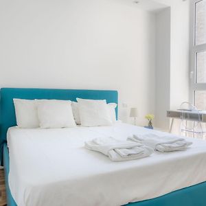 Sunlit 1 Bedroom Apt Via Pirelli