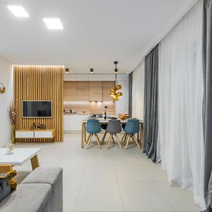 New Deluxe Jacuzzi Apartment Ana