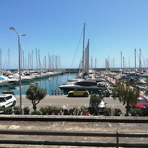 Joli studio bord de mer, clim, balcon, parking privé
