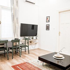 Stylish And Spacious ! Central Location Kazincy Netflix