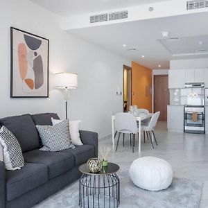 Lively Pop Apartment On The Business Bay Canal
