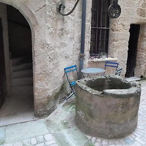 Petit cocon en plein centre historique d'Uzès - Place aux herbes en zone piétonnière