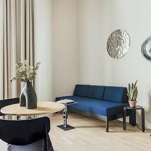 Studio City Lit King-Size