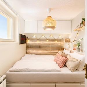 Studio Lit King-Size