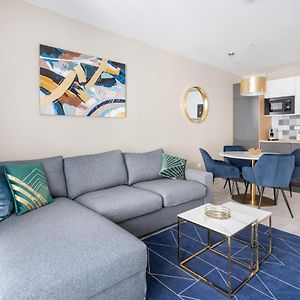 Navy Angel Apartment With Balcony