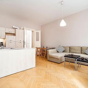 Cozy And Sunny Apartment In Uptown