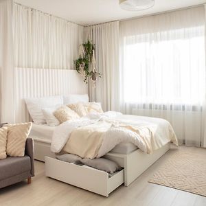 Light Room By Zoom Apartments
