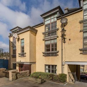 Next To The Palace And Royal Mile With Parking
