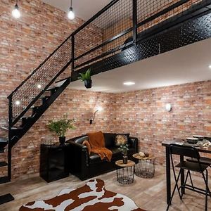 Very Stylish And Central Ac Apartment