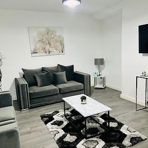Beautiful And Homely 3 Bed House With Free Parking So Close To Man City And City Centre