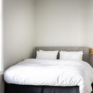 Studio Lit King-Size