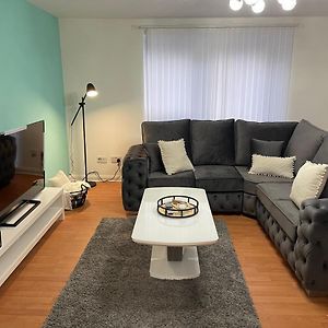 Entire 2 Bedroom Beautiful Newly Furnished Flat