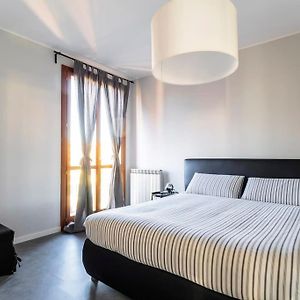 Black & White Flat In Naviglio/ Porta Genova