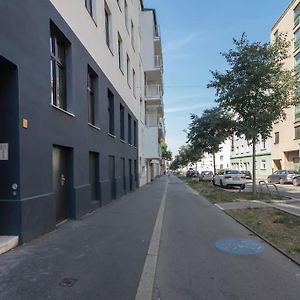 Grosse Terrasse, Klimaanlage Und U-Bahn Naehe