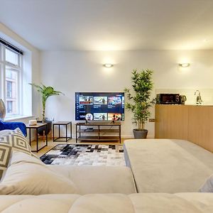 City Centre, 2 Bedroom, Secured Parking, 3 King Bed, Wifi Sleep 6 Guest Comfortable On Three King Size Beds, Jewellery Quarter , Birmingham City Centre , Allocated Secured Parking