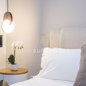 Studio Lit Queen-Size