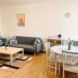 2-Bdr Flat Near The Mall, Spacious & Cozy By Flat Mаnager
