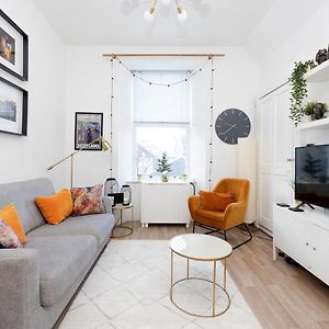 Joivy Bright And Modern Flat With Desk