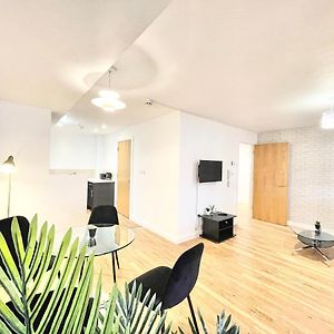Lovely 2 - Bedroom Condo In Manchester City Centre