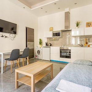 Modernized Condo At Kiraly 51