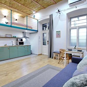 Lovely&Modern Downtown Apartment With Free Parking