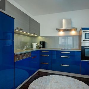 Carin Deluxe I