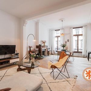 Traditional Chic, High Ceilings' Apt Aircos And Garage