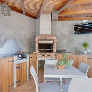 3B Villa Heated Pool Barbecue Games Room