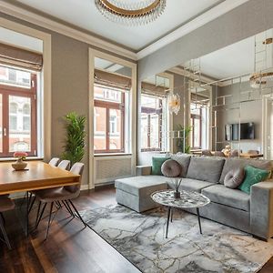 Luxury Apartment With Balcony Next To The New York Cafe
