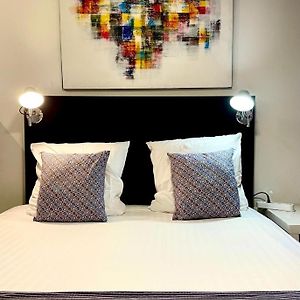 Studio Lit King-Size