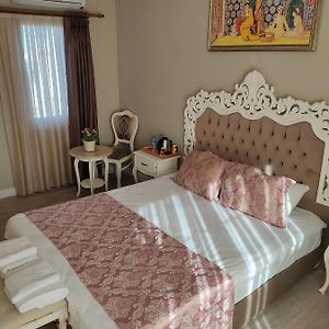 Studio Lit King-Size