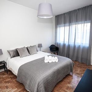 Downtown 3 Bedroom With Balcony - Quiet Street - Family Friendly - Groups