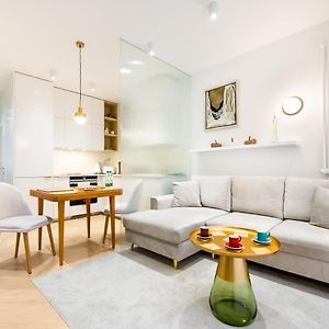 Eko Park Abdank White Apartment