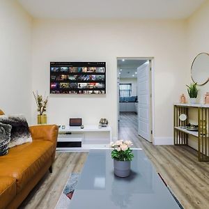 Spacious 4 Bedroom Modern House Near City Centre Sleeps 12