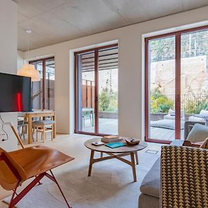 Deluxe 2Bdr Apartment W/ Patio By Lovelystay