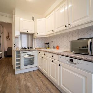 Fully Equipped Apartment Balcony Sleeps 7 Wifi