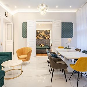 Premium Art Deco Apartment At Broadway // 4Bdr & 3Br