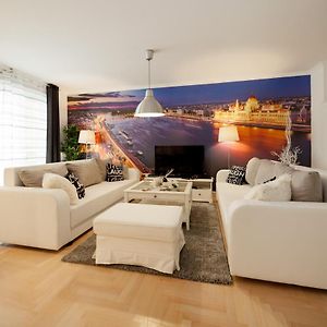 Gde Hollo Apartments