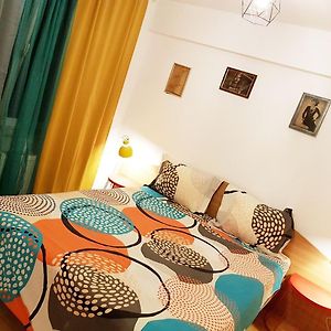 Studio Lit King-Size