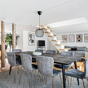 Sanders Regent - Treasured Three-Bedroom Apartment Near Central Square