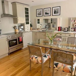 Chic Edinburgh 2B City Centre Flat & Patio , Close To Castle