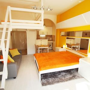 Sunny Studio With Balcony In Party District