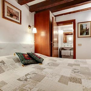 Leo Apartment